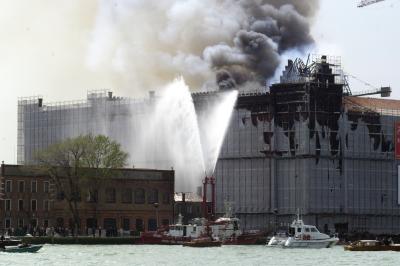 GIUDECCA 05 06 2003 ARCHEOLOGIA INDUSTRIALE - MULINO STUCHY INCENDIO