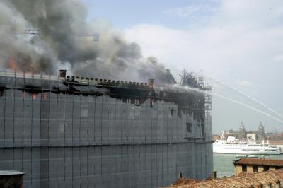 GIUDECCA 05 06 2003 ARCHEOLOGIA INDUSTRIALE - MULINO STUCHY INCENDIO