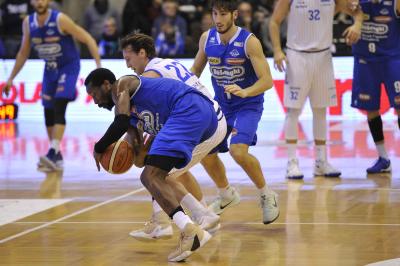 TREVISO 29 12 2017 LNP CAMPIONATO 2017-2018 NUTRIBULLET TREVISO BASKET - ROSETO