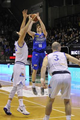 TREVISO 29 12 2017 LNP CAMPIONATO 2017-2018 NUTRIBULLET TREVISO BASKET - ROSETO