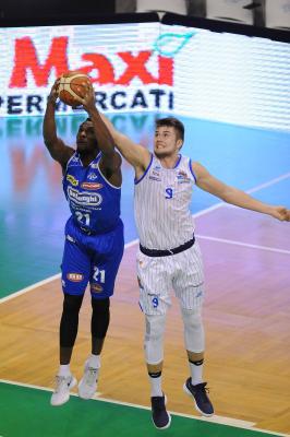 TREVISO 29 12 2017 LNP CAMPIONATO 2017-2018 NUTRIBULLET TREVISO BASKET - ROSETO