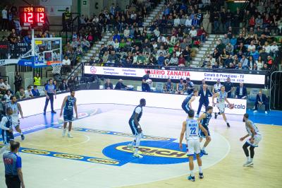 TREVISO 25012025 MARKETING LBA CAMPIONATO NUTRIBULLET TREVISO BASKET LED DETTAGLIO PALAVERDE